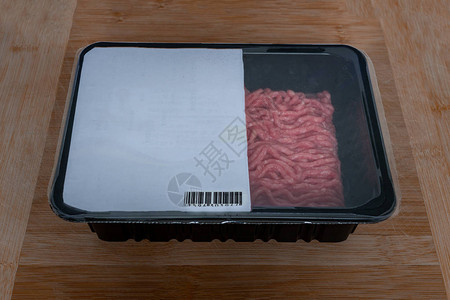 装有条形码包装食品木制背景的塑料图片