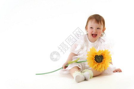 一个快乐的小孩笑着玩向日葵背景图片