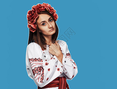 身穿乌克兰西装的漂亮年轻美少女手交叉胸口图片