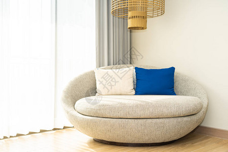客厅室内沙发椅装饰上的舒适枕头图片