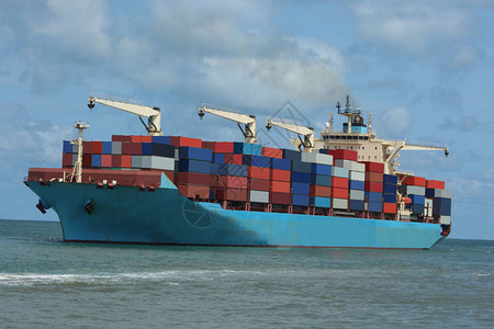 一艘载运集装箱的货船在海洋图片