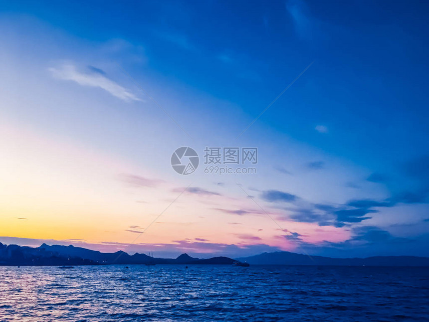 暑假移动摄影和沿海夜景概念图片