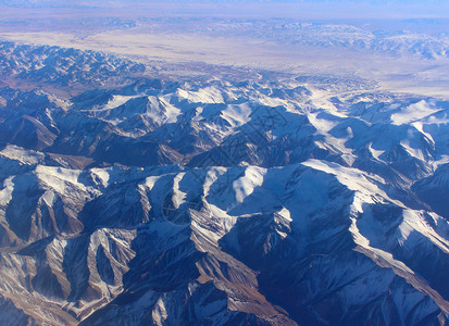 从飞机到祁连山峰的美丽景色图片