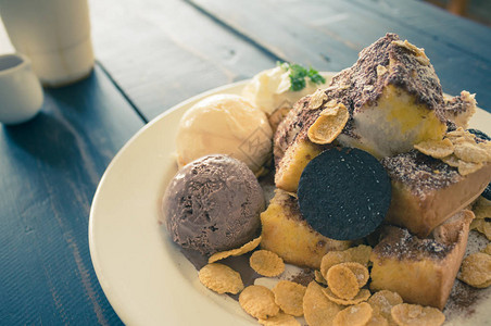 甜吐司面包或甜点和饼干和香草巧克力冰淇淋和玉米片和生奶油和巧克力可粉食品饮料类背景