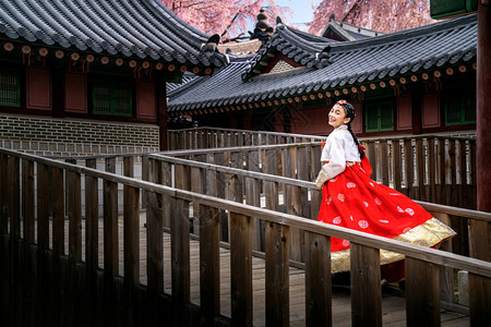 身穿汉博克服装的韩国女士在南韩首尔市古老的庆博京宫里跑步图片