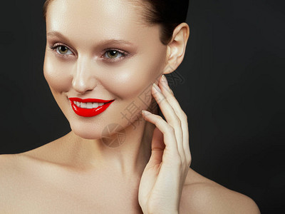 美容时装模特女人的脸完美肌肤的肖像红唇美丽感的黑发女图片