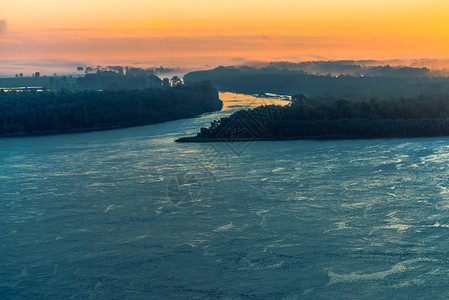 河道环绕岛屿的河道图片