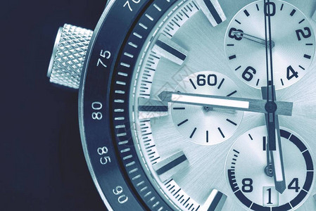 半个男人手表的时钟表用黑色蓝背景图片