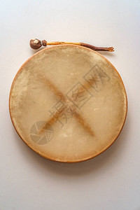 传统的爱尔兰博德兰鼓挂在墙上带翻斗图片