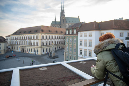 妇女从观景的露台看Brno图片