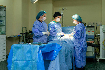 外科团队进行外科手术医生使用消毒设备进行手术妇科医生图片