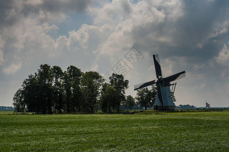 一个古典的荷兰风车图片