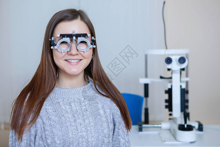眼部检查由验尸师测试眼镜框为图片