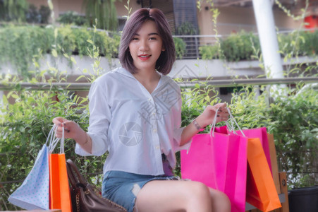 女孩喜欢购物快乐的女孩假期愉快亚洲女图片