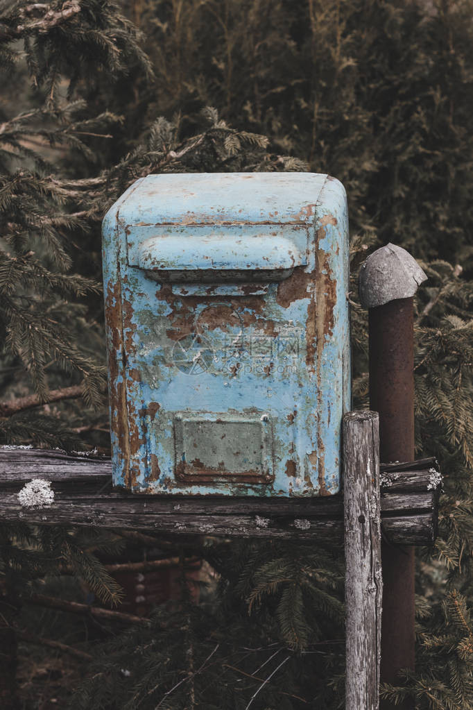 邮箱是金属做的上面的油漆几乎被剥光图片