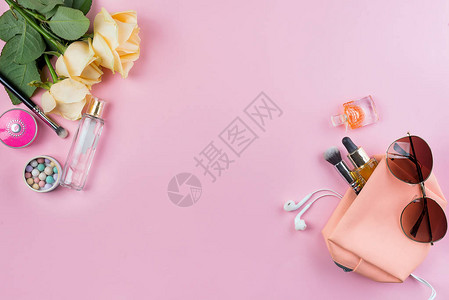 粉色背景的玫瑰和装饰化妆品图片