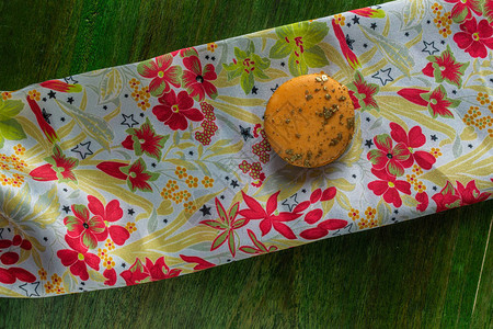 绿木桌花粉纸巾上的马卡龙被图片