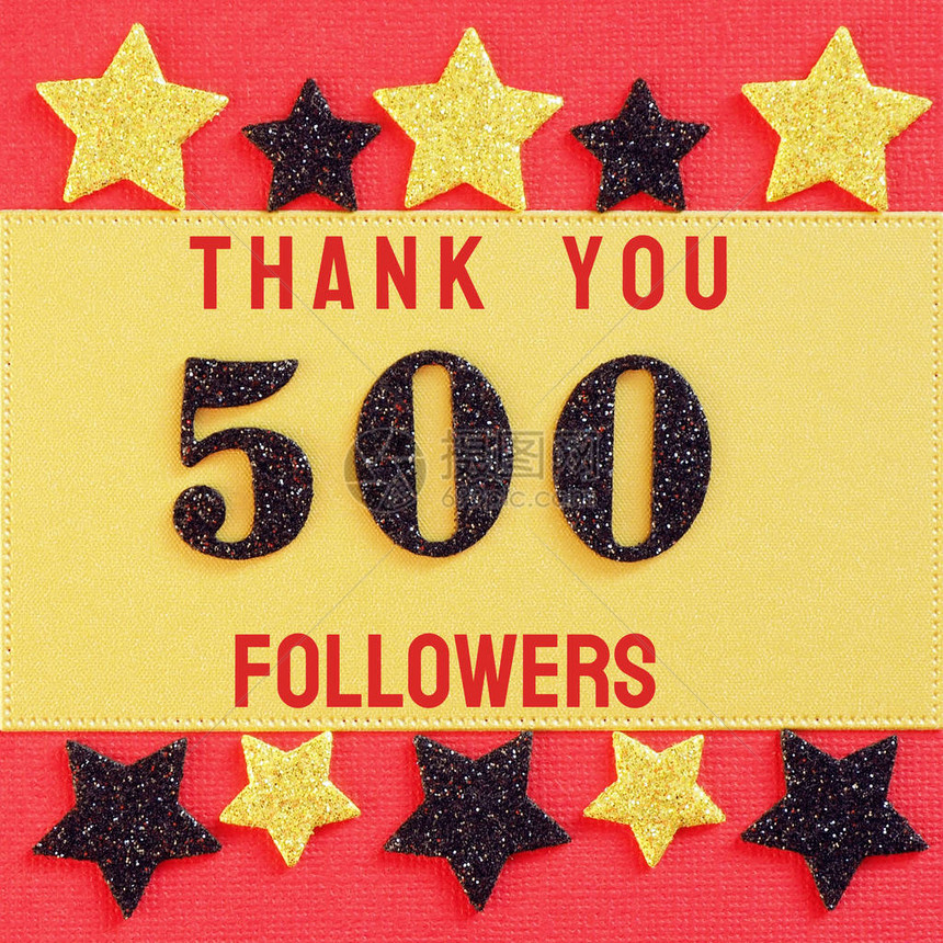 感谢500位关注者红色和背景上带有黑色闪亮数字的消息图片