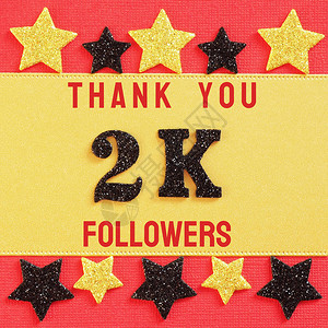 2K追随者红色和金色背景上带有黑色闪亮数字的消息背景图片