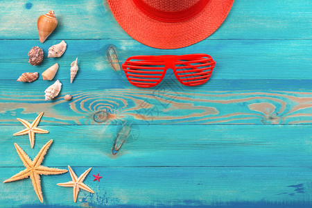 旅行和假期背景包括活珊瑚彩帽豪华太阳镜贝壳和海星图片