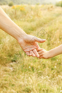 大自然中父母和孩子的手图片