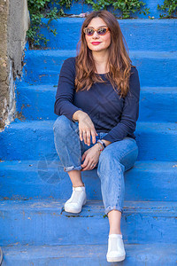 女孩坐在以色列Safed圣城蓝色背景图片