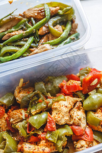 鸡炖和各种蔬菜馅饼番茄青豆在塑料容器中为储存在冰箱或冷冻而图片