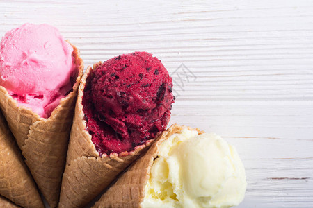冰淇淋华夫饼蛋和浆果图片