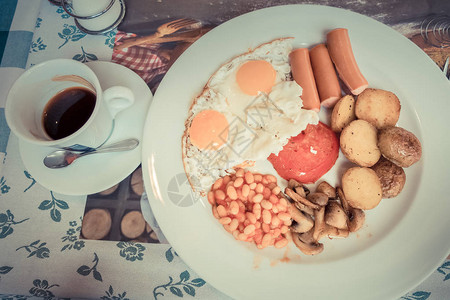盘子上的英式早餐图片