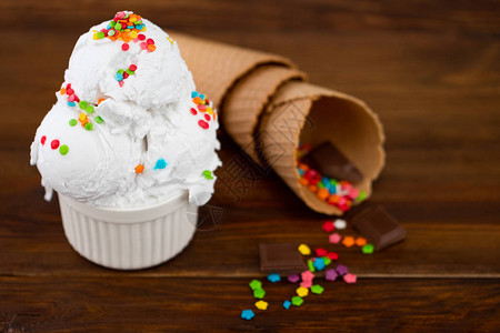 香草冰淇淋勺子洒巧克力片图片