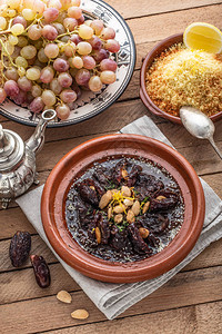 摩洛哥tajine牛肉配枣和杏仁图片