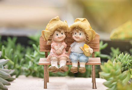 坐在木凳子上的小情偶洋娃可爱图片