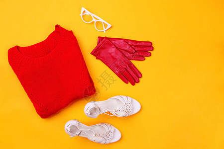 红色湿度时装鞋红色手套和白色眼镜的顶端视图时装和设图片