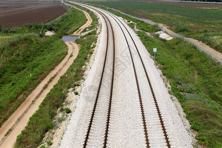 以色列国北部铺设的铁路高清图片