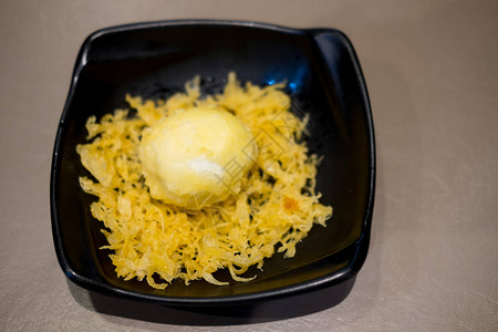 黑碗中特写油炸日本温泉软煮鸡蛋图片