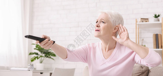 老年妇女在做听觉标志电视机容量上升带图片
