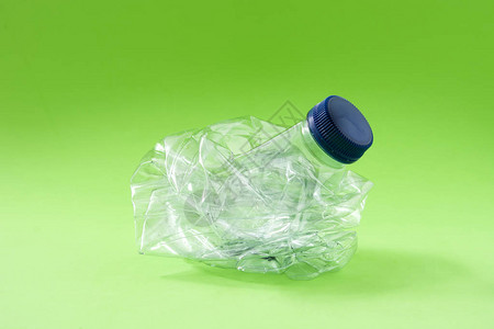 绿色背景中的一次废塑料瓶背景图片