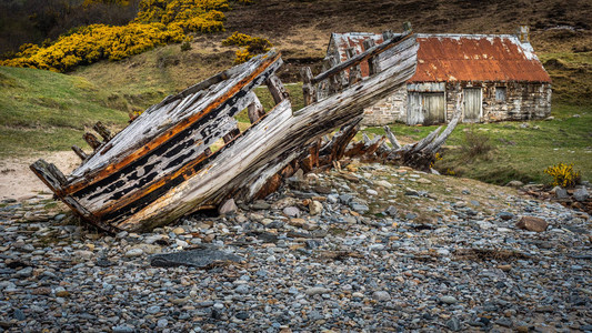 木制渔船TheReaper的残骸位于北萨瑟兰的Talmine岸边自1976年被搁浅以来背景图片