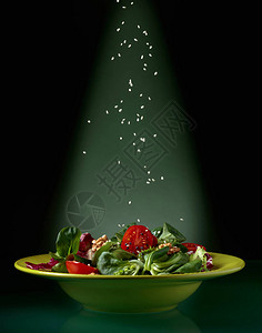 绿色沙拉加樱桃西红柿核桃和芝图片