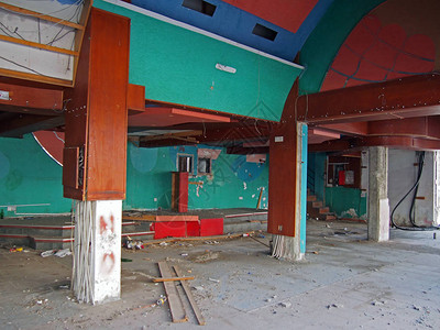 废旧的废弃迪斯科舞厅或夜总会内图片