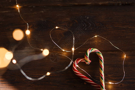 圣诞概念薄荷条纹棒糖和灯光花环图片