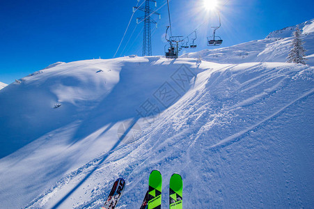 雪山和索道的景色前景是滑雪图片