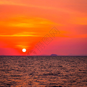 美丽的日落和日出海景天空在暑假时图片