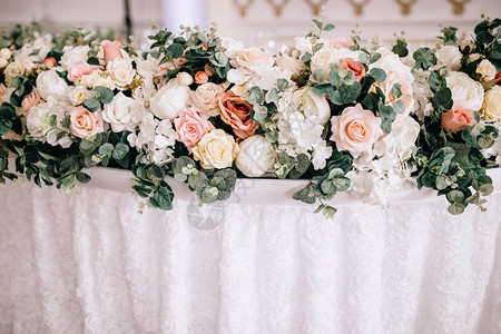 婚礼装饰白色的花束图片