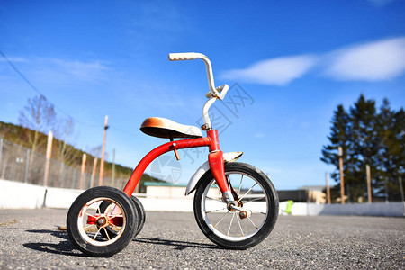 一张红色三轮车在空闲学校图片