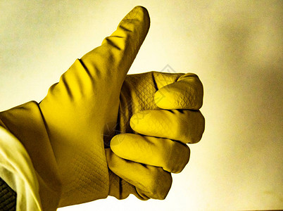 有黄色手套的手图片