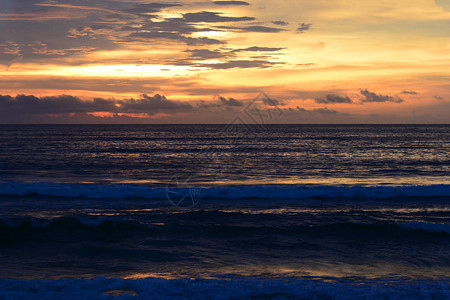 泰国普吉岛萨米拉海滩的日出在海景上五图片