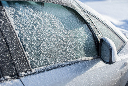 冰雪覆盖的冷冻汽车玻璃图片