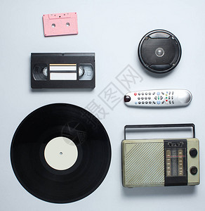 收音机接收器黑胶唱片录音带录像带灰色背景的电视遥控器复古图片