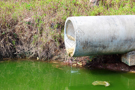 排放污水的混凝土圆形径流管将有毒或受污染的水排放到海中废水图片